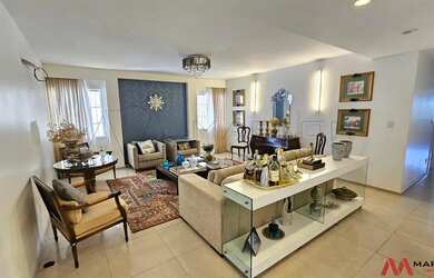 Imagem: A casa possui 4 Dormitórios, 4 Banheiros, 4 Vagas na garagem