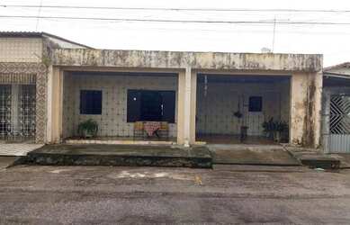 Imagem: A casa possui 4 Dormitórios, 2 Banheiros, 1 Vaga na garagem