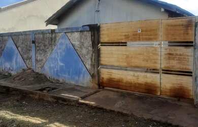 Imagem: A casa possui 3 Dormitórios, 2 Banheiros e 2 Vagas na garagem