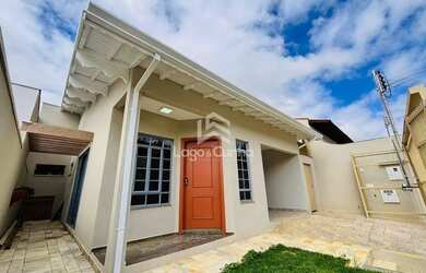 Imagem: A casa possui 3 Dormitórios, 2 Banheiros, 2 Vagas na garagem