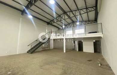 Imagem: O depósito possui 3 Vagas na garagem, 250m² de Área, Imóvel