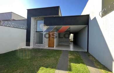 Imagem: A casa possui 3 Dormitórios, 2 Banheiros, 2 Vagas na garagem