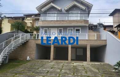 Imagem: A casa para alugar possui 4 Dormitórios, 5 Banheiros, 4 Vagas