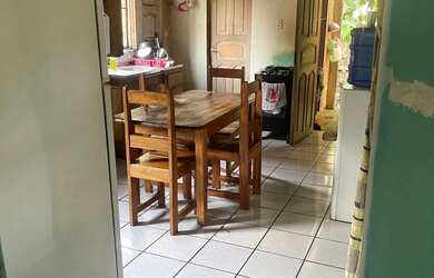 Imagem: A casa possui 3 Dormitórios, 1 Banheiro, 2 Vagas na garagem