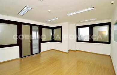 Imagem: O depósito possui 3 Vagas na garagem e 316m² de Área e está