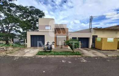 Imagem: A casa possui 3 Dormitórios, 2 Banheiros, 1 Vaga na garagem