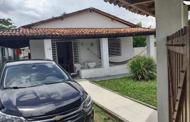 Imagem: A casa possui 4 Dormitórios, Acomodam 10 pessoas, 2 Vagas na