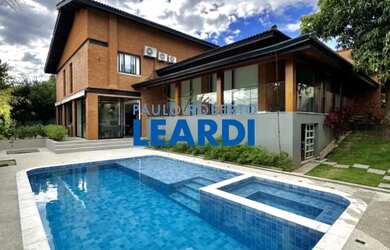 Imagem: A casa em condomínio possui 4 Dormitórios, 5 Banheiros, 4