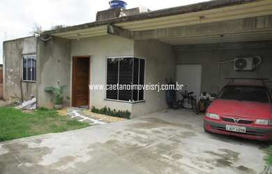 Imagem: A casa possui 3 Dormitórios, 1 Banheiro, 2 Vagas na garagem