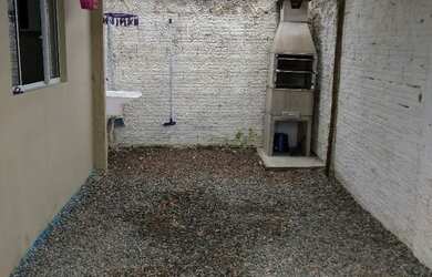 Imagem: A casa possui 1 Dormitório, Acomodam 4 pessoas, 1 Vaga na garagem