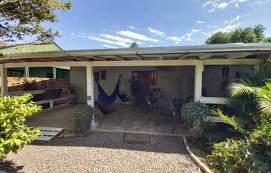 Imagem: A casa possui 2 Dormitórios, 1 Banheiro, 2 Vagas na garagem