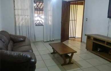 Imagem: A casa possui 3 Dormitórios, 2 Banheiros, 2 Vagas na garagem