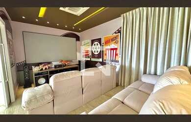 Imagem: A casa possui 4 Dormitórios, 5 Banheiros, 5 Vagas na garagem