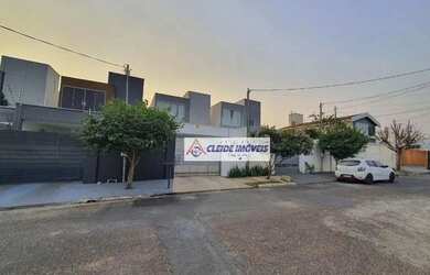 Imagem: A casa possui 3 Dormitórios, 1 Banheiro, 2 Vagas na garagem