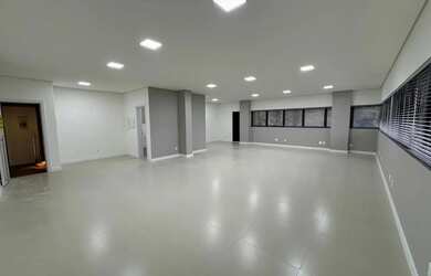 Imagem: O depósito possui 2 Vagas na garagem, 95m² de Área e está