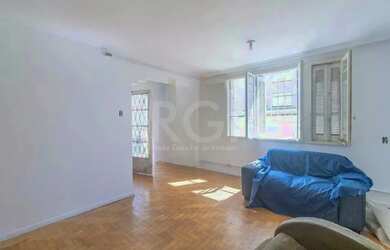 Imagem: A casa possui 3 Dormitórios, 3 Banheiros, 4 Vagas na garagem