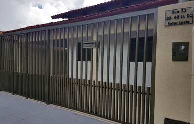 Imagem: A casa possui 4 Dormitórios, 2 Banheiros, 1 Vaga na garagem