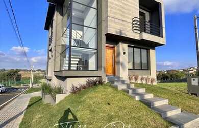 Imagem: A casa em condomínio possui 3 Dormitórios, 3 Banheiros, 2