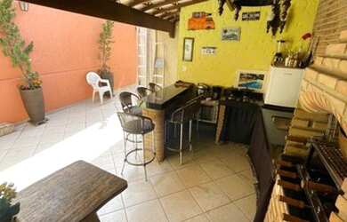 Imagem: A casa possui 3 Dormitórios, 2 Banheiros, 2 Vagas na garagem