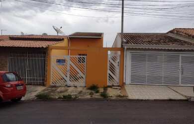 Imagem: A casa possui 2 Dormitórios, 1 Banheiro, 1 Vaga na garagem