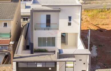 Imagem: A casa possui 3 Dormitórios, 4 Banheiros, 3 Vagas na garagem