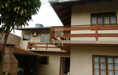 Imagem: A casa possui 4 Dormitórios, 5 Banheiros, 3 Vagas na garagem