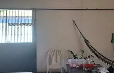 Imagem: A casa possui 2 Dormitórios, 1 Banheiro, 2 Vagas na garagem