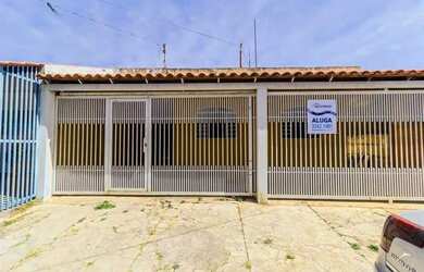 Imagem: A casa possui 3 Dormitórios, 3 Banheiros, 2 Vagas na garagem