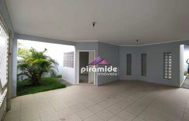 Imagem: A casa possui 3 Dormitórios, 4 Banheiros, 3 Vagas na garagem