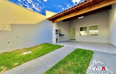 Imagem: A casa possui 3 Dormitórios, 2 Banheiros, 2 Vagas na garagem