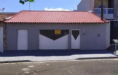 Imagem: A casa possui 2 Dormitórios, 1 Banheiro, 1 Vaga na garagem