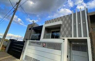 Imagem: A casa possui 3 Dormitórios, 4 Banheiros, 2 Vagas na garagem