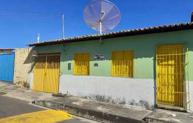 Imagem: A casa possui 3 Dormitórios, 2 Banheiros, 1 Vaga na garagem