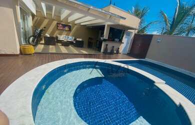 Imagem: A casa possui 4 Dormitórios, 5 Banheiros, 4 Vagas na garagem