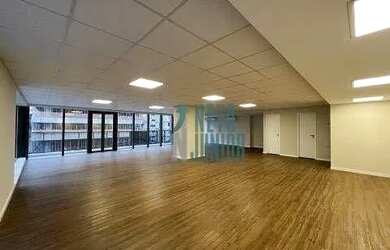 Imagem: O depósito possui 1 Vaga na garagem e 145m² de Área e está