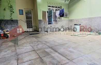 Imagem: A casa possui 2 Dormitórios, 2 Banheiros, 2 Vagas na garagem