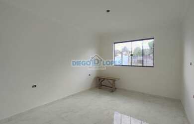 Imagem: A casa possui 2 Dormitórios, 1 Banheiro, 2 Vagas na garagem