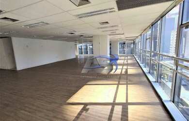 Imagem: O depósito possui 5 Vagas na garagem e 330m² de Área e está