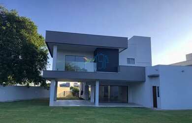 Imagem: A casa possui 4 Dormitórios, 1 Banheiro, 2 Vagas na garagem