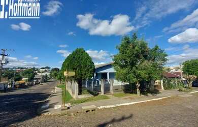 Imagem: A casa possui 3 Dormitórios, 3 Banheiros, 2 Vagas na garagem