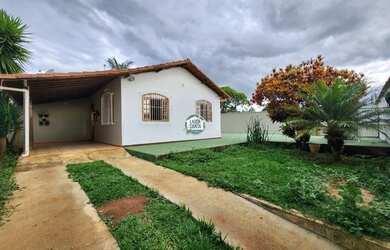 Imagem: A casa possui 3 Dormitórios, 4 Banheiros, 3 Vagas na garagem