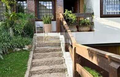 Imagem: A casa em condomínio para alugar possui 4 Dormitórios, 5 Banheiros