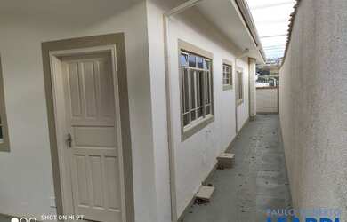 Imagem: A casa possui 3 Dormitórios, 2 Banheiros, 4 Vagas na garagem