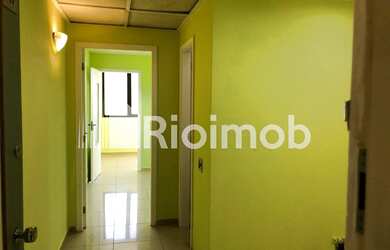 Imagem: O depósito possui 1 Vaga na garagem, 28m² de Área e está