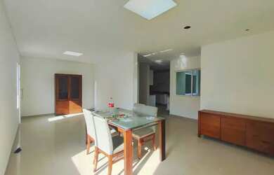 Imagem: A casa possui 3 Dormitórios, 3 Banheiros, 2 Vagas na garagem