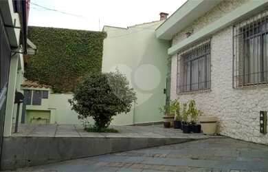 Imagem: A casa possui 3 Dormitórios, 4 Banheiros, 5 Vagas na garagem