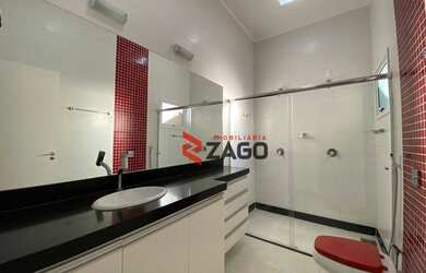 Imagem: A casa em condomínio possui 4 Dormitórios, 5 Banheiros, 284m²