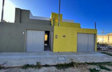 Imagem: A casa possui 3 Dormitórios, 2 Banheiros, 1 Vaga na garagem