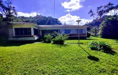 Imagem: O depósito para alugar possui 5 Vagas na garagem e 300m² de