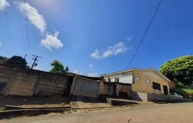 Imagem: A casa possui 3 Dormitórios, 2 Banheiros, 3 Vagas na garagem